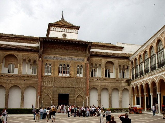 P5200193 Patio de la Monteria - Facade van het paleis van Koning Don Pedro - Reales Alcazares de Sevilla - Sevilla